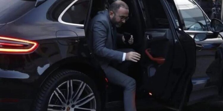 Murrizi publikon fotografinë e Bardhit duke dalë nga makina në Kuvend: Detaji që nuk e vini re, mbeteni në sediljen e prapme për të dukur të rëndësishëm.