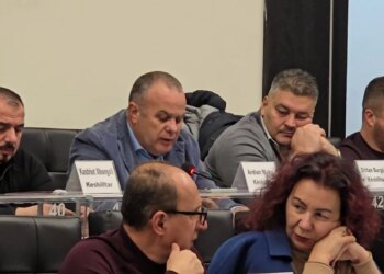 Ndarje në PD, por njëzësi në votim/ Këshilltarët opozitarë në Bashkinë e Durrësit e mbështesin Salianjin të gjithë së bashku.