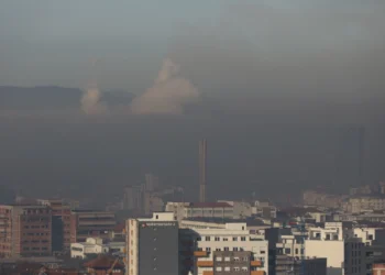 Ndotja e ajrit rritet në muajin dhjetor.