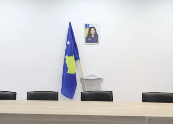 Ndryshimi i qeverisjes në veri - Flamujt dhe fotografitë e presidentes në sallat e kuvendeve