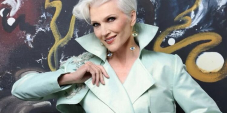 Nëna e Elon Musk po pozon për një fotograf shqiptar, pranë veprave të artistes Adela Osmani në New York.