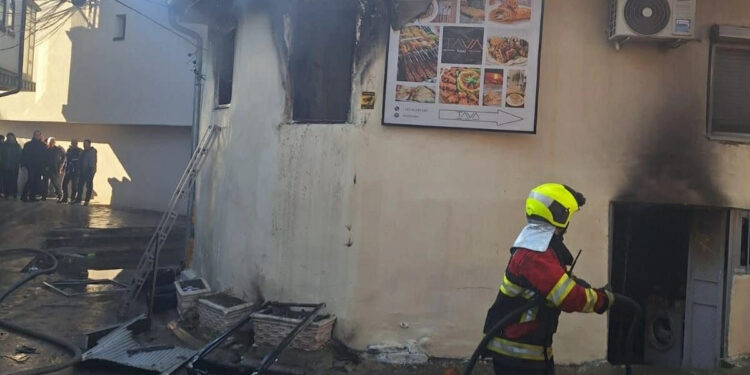 Një fëmijë njëvjeçar ndërron jetë në Prizren pas një zjarri në shtëpi.