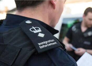 Oficerët shqiptarë të emigracionit akuzohen për vjedhje të sendeve me vlerë nga emigrantët në Angli