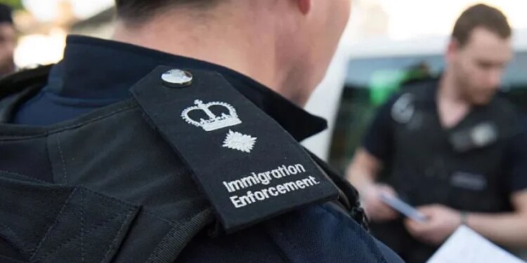 Oficerët shqiptarë të emigracionit akuzohen për vjedhje të sendeve me vlerë nga emigrantët në Angli