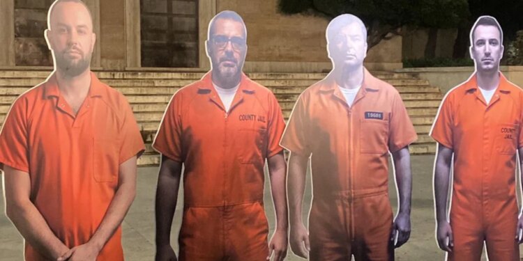 Opozita organizon foltoren e tretë, vendos instalacion me figura të PS pranë Kryeministrisë/ Dhjetëra protestues në shesh, Berisha: Jepni dorëheqjen.