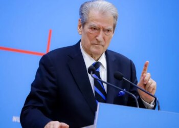 Opozita proteston sot në shesh, Berisha apelon për pjesëmarrje të gjerë: Të kërkojmë ndryshimin si në Bangladesh dhe Nepal.