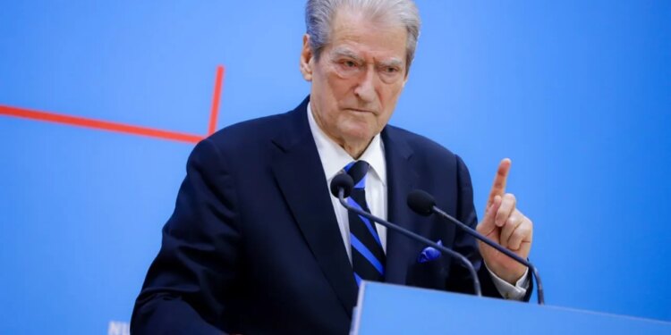 Opozita proteston sot në shesh, Berisha apelon për pjesëmarrje të gjerë: Të kërkojmë ndryshimin si në Bangladesh dhe Nepal.