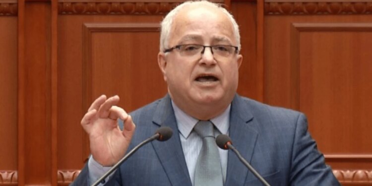 "PD, si një pulë pa kokë": Ish-deputeti demokrat tregon çfarë bisedoi me Berishën dhe si ndodhi tradhtia pas shpine.