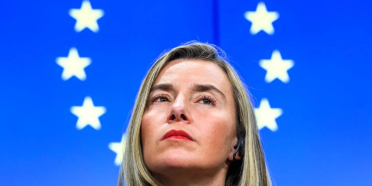 Pa titull akademik dhe pa eksperiencë, në drejtimin e Kolegjit të Europës," Euractiv: "Nga kulla e fildishtë në paraburgim, rënia dramatike e Mogherinit.