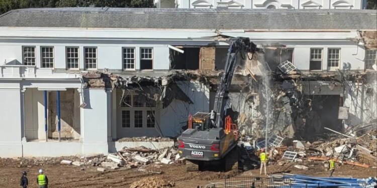 Padi ndaj Trump për demolimin e 'Shtëpisë së Bardhë' në Lindje, reagime të reja për Sallën e Ballos.