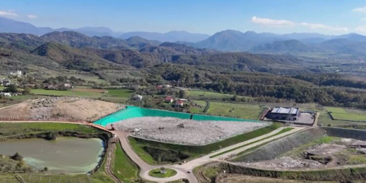 Pamje nga puna në Impiantin e Përpunimit të Mbetjeve në Tiranë: Hapat drejt riciklimit dhe edukatës për mjedisin.