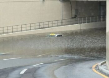 Pamje përrallore nga stuhitë në Dubai dhe Abu Dhabi: Rrugë të përmbytura dhe automjete nën ujë, sfida me transportin dhe infrastrukturën.