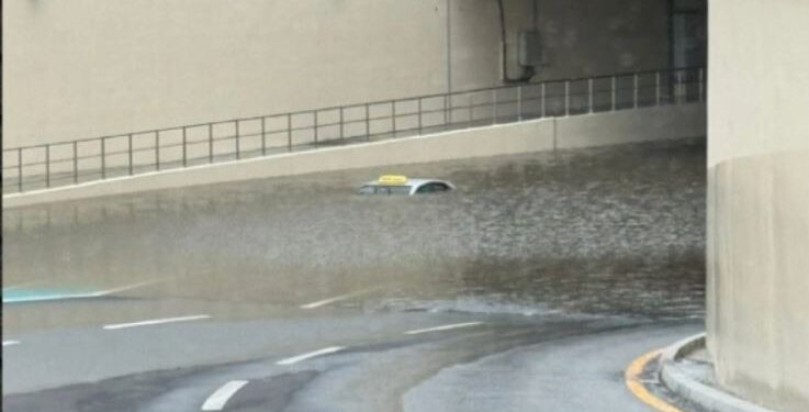 Pamje përrallore nga stuhitë në Dubai dhe Abu Dhabi: Rrugë të përmbytura dhe automjete nën ujë, sfida me transportin dhe infrastrukturën.