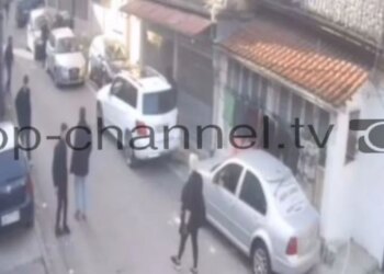 Pamjet/ “Eja pas mësimit ‘kemi një shpjegim’”, parandalohet incidenti i rëndë në Shkodër, përsëri grupe të rinjsh përleshen me thika në duar.