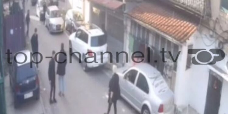 Pamjet/ “Eja pas mësimit ‘kemi një shpjegim’”, parandalohet incidenti i rëndë në Shkodër, përsëri grupe të rinjsh përleshen me thika në duar.