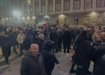 Pas hedhjes së bombave molotov në Kryeministri, protestuesit nisen drejt Ministrisë së Brendshme.