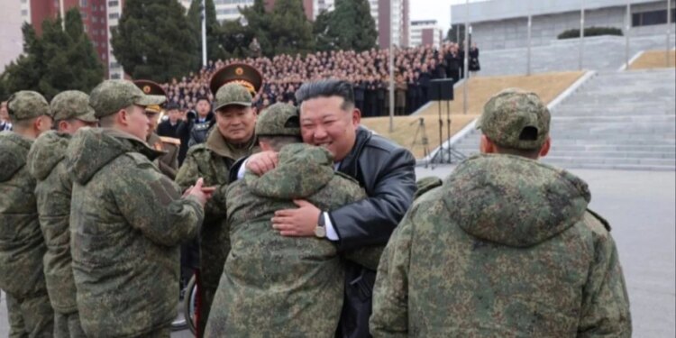 Pas katër muajsh bashkëpunimi me ushtarët rusë, Kim Jong Un organizon një ceremoni mirëseardhjeje për batalionin e Koresë së Veriut.