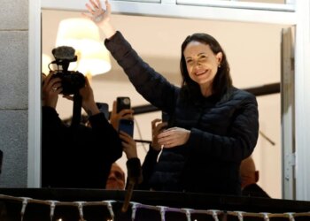 Pas kërcënimeve të Maduros, liderja e opozitës venezueliane del në publik për herë të parë pas disa muajsh fshehjeje.