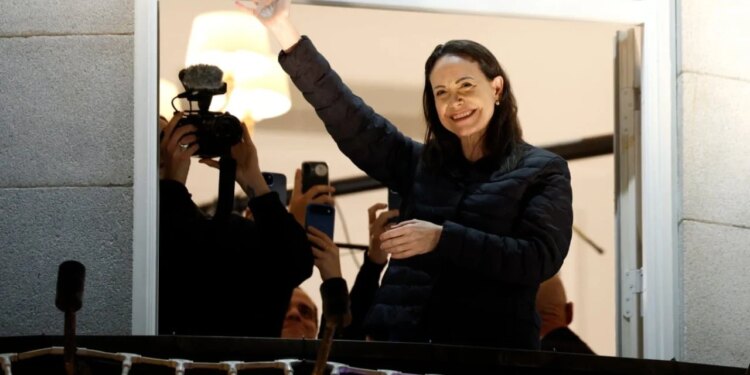 Pas kërcënimeve të Maduros, liderja e opozitës venezueliane del në publik për herë të parë pas disa muajsh fshehjeje.