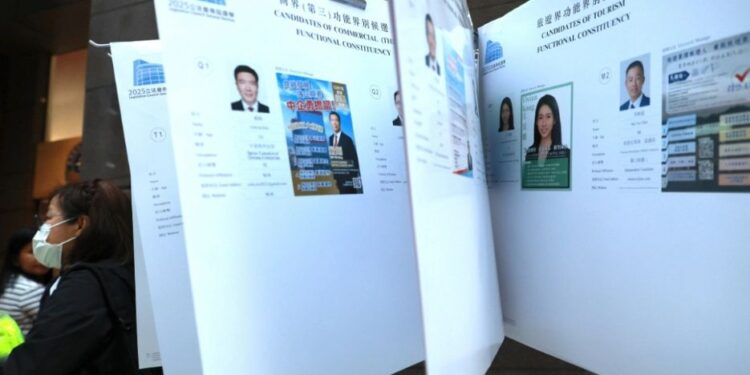 Pas tragjedisë që rezultoi në humbjen e 159 jetëve, Hong Kongu përgatitet për zgjedhje.