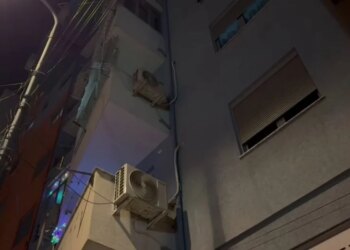 Pensionistja ngec mes murit dhe kondicionerit në kati i tretë të pallatit në Korçë