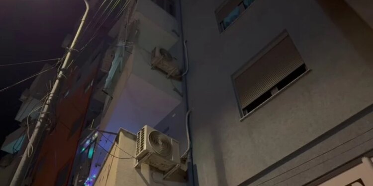 Pensionistja ngec mes murit dhe kondicionerit në kati i tretë të pallatit në Korçë