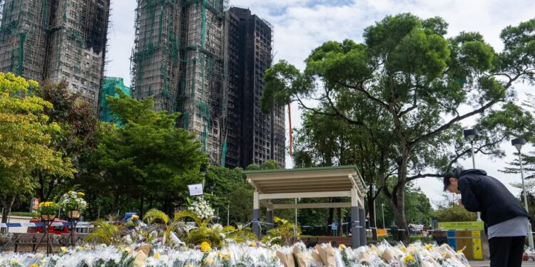 Për mbi 100 viktima nga zjarret në Hong Kong, 13 individë të arrestuar për vrasje nga pakujdesia