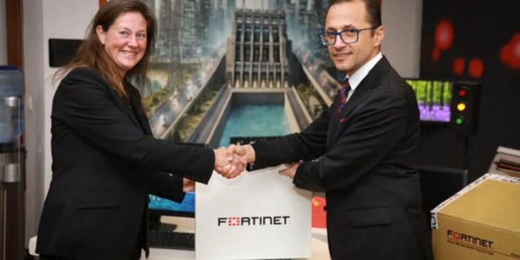 “Përparojmë sigurinë rajonale dhe atë të NATO-s”, Ambasada Amerikane në Tiranë: SHBA ofron pajisje sigurie për të forcuar rrjetet kibernetike në Shqipëri.