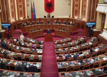 Përplasje në Kuvend: Bardhi debate me Çaushin, Balliut i jepet vërejtje