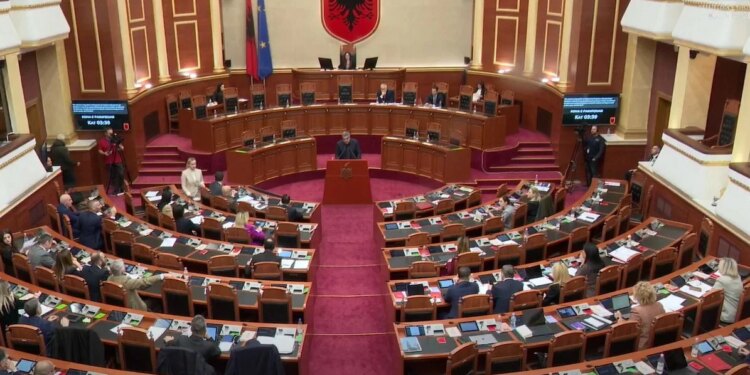 Përplasje në Kuvend: Bardhi debate me Çaushin, Balliut i jepet vërejtje