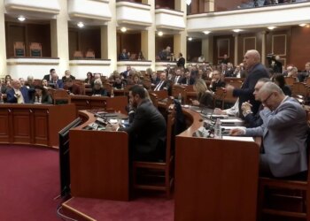 Plenare: Opozita kërkon më shumë kohë për diskutime, Peleshi i thotë Balliut: Do të flasim për 5 orë "Njerëzit që kemi takuar kanë shqetësime".