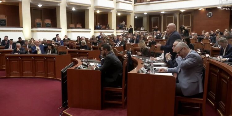 Plenare: Opozita kërkon më shumë kohë për diskutime, Peleshi i thotë Balliut: Do të flasim për 5 orë "Njerëzit që kemi takuar kanë shqetësime".