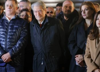 Policia e largon me forcë Lapajn nga sheshi, duke e lënë Berishën të lirë për 'Foltoren'; çfarë ndodhi gjatë protestës njëorëshe para Kryeministrisë?