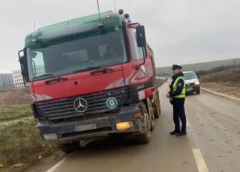 Policia i ndëshkon me nga 1,000 euro kompanitë për ndotjen e rrugëve me baltë në Prishtinë.