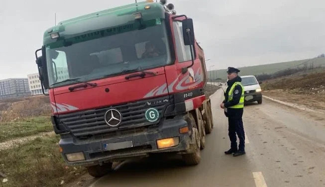 Policia i ndëshkon me nga 1,000 euro kompanitë për ndotjen e rrugëve me baltë në Prishtinë.