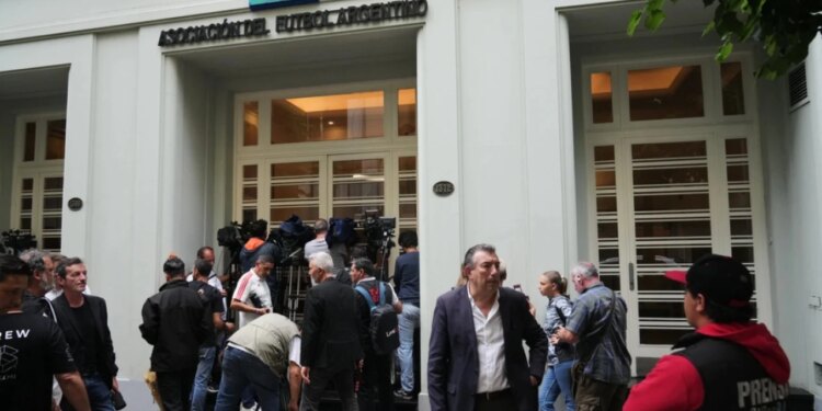 Policia ka ndërhyrë në Federatën e Futbollit të Argjentinës dhe në 17 klube.