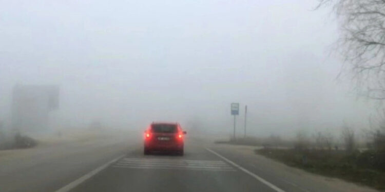 Policia u bën thirrje shoferëve për të qenë më të kujdesshëm për shkak të mjegullës.