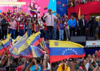 “Populli është me ty”: Protestë në Karakas kundër agresionit amerikan, Maduro thekson: Duam paqe me sovranitet kombëtar, jo paqe nënshtrimi.