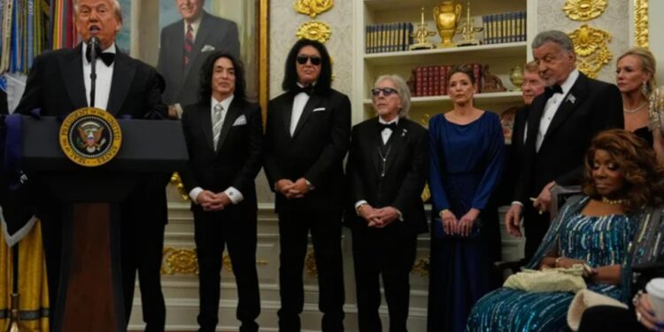 Presidenti Trump nderon artistët e njohur në Zyrën Ovale: Individë të jashtëzakonshëm, më të mirët e arteve dhe kulturës amerikane.