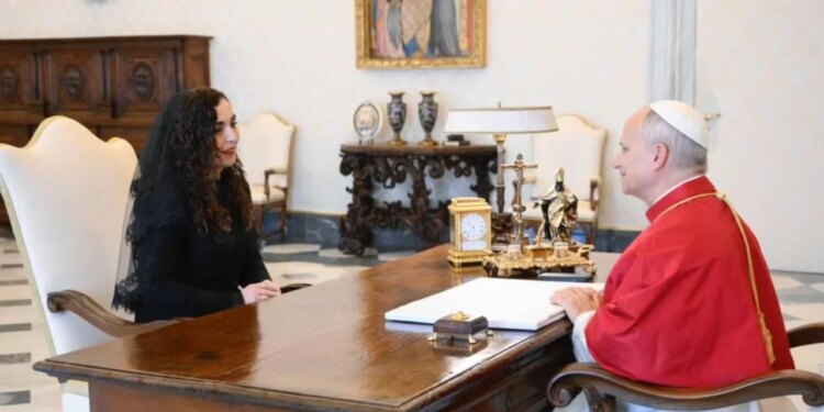 Presidentja Osmani takon Papën: Ajo kërkon që Vatikani të njohë zyrtarisht Kosovën.