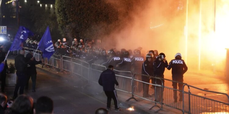 Protesta e opozitës para Kryeministrisë, disa protestues në polici  
Një grup deputetësh drejt Komisariatit Nr. 1 pas ndalimeve të disa qytetarëve.  Vijon…