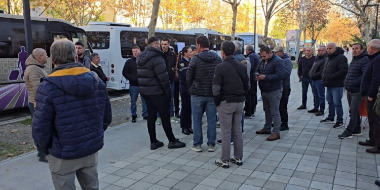 Protesta për transportin në Vlorë: Kërkohet ndalimi i konkurencës nga operatorët e paligjshëm