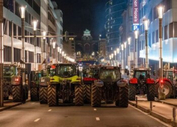 Protestat e fermerëve nga Franca arrijnë në Belgjikë, 150 traktorë bllokojnë rrugët e Brukselit.