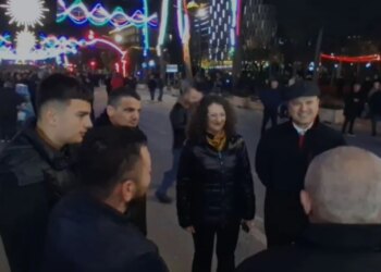 Protestë para Kryeministrisë nga Argita Berisha dhe Jamarbër Malltezi