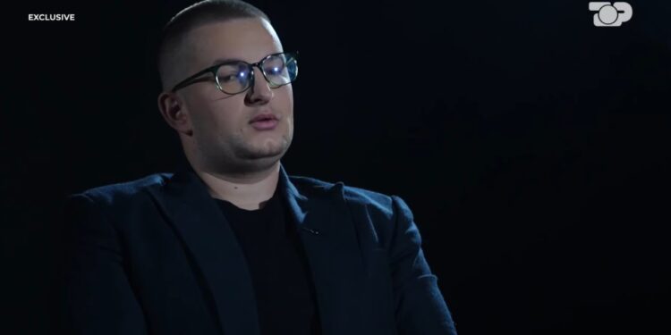 Pse u bë Klea Rama kaq e njohur? Ermes Hoxhalli ndan historinë në "Exclusive": Arsyeja për identitetin e falsifikuar dhe si mbiemri kontribuoi në suksesin e saj.