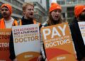 "Qeveria nuk po adreson krizën" / Mjekët në Angli nesër në grevë për shkak të pakënaqësive me pagat para Krishtlindjeve.