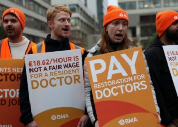 "Qeveria nuk po adreson krizën" / Mjekët në Angli nesër në grevë për shkak të pakënaqësive me pagat para Krishtlindjeve.