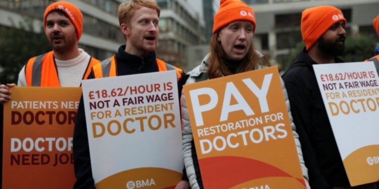 "Qeveria nuk po adreson krizën" / Mjekët në Angli nesër në grevë për shkak të pakënaqësive me pagat para Krishtlindjeve.