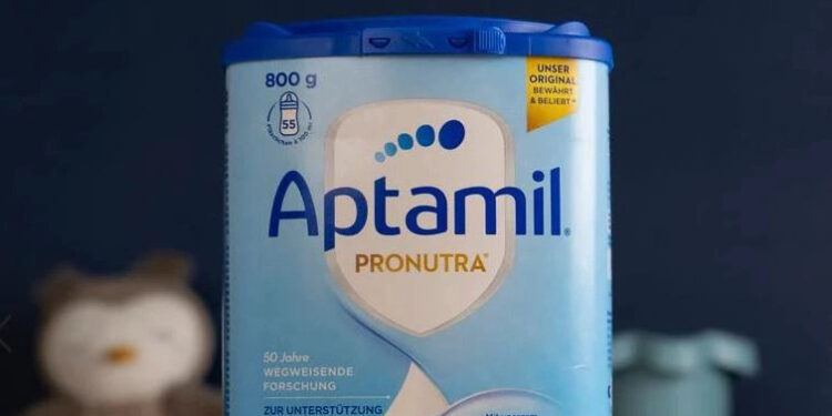 Qumështi "Aptamil" tërhiqet nga tregu për shkak të zbulesës së një bakterie.