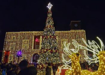 Qytetet gjatë festave, dritat e pemëve të Krishtlindjes fillojnë të ndizen